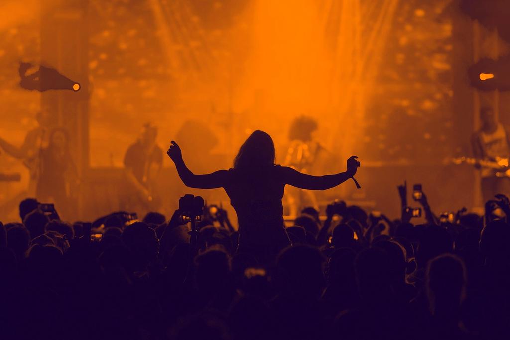 Influencer hosting a live, engaging B2B webinar with interactive audience participation